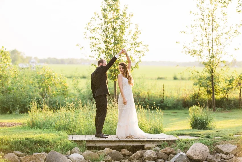 A Romantic Modern-Vintage Wedding with an Elegant Barn Reception Romantic Modern-Vintage Wedding with an Elegant Barn Reception
