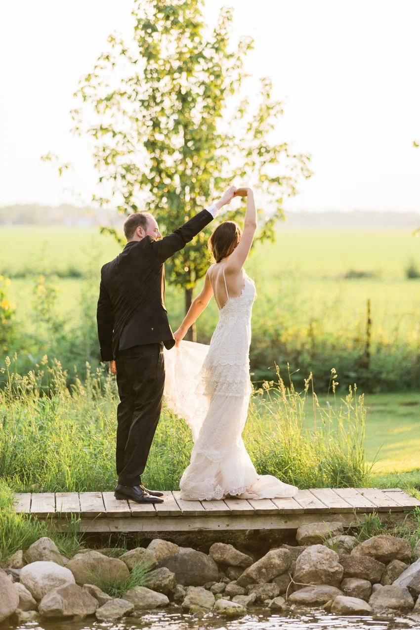 A Romantic Modern-Vintage Wedding with an Elegant Barn Reception Romantic Modern-Vintage Wedding with an Elegant Barn Reception