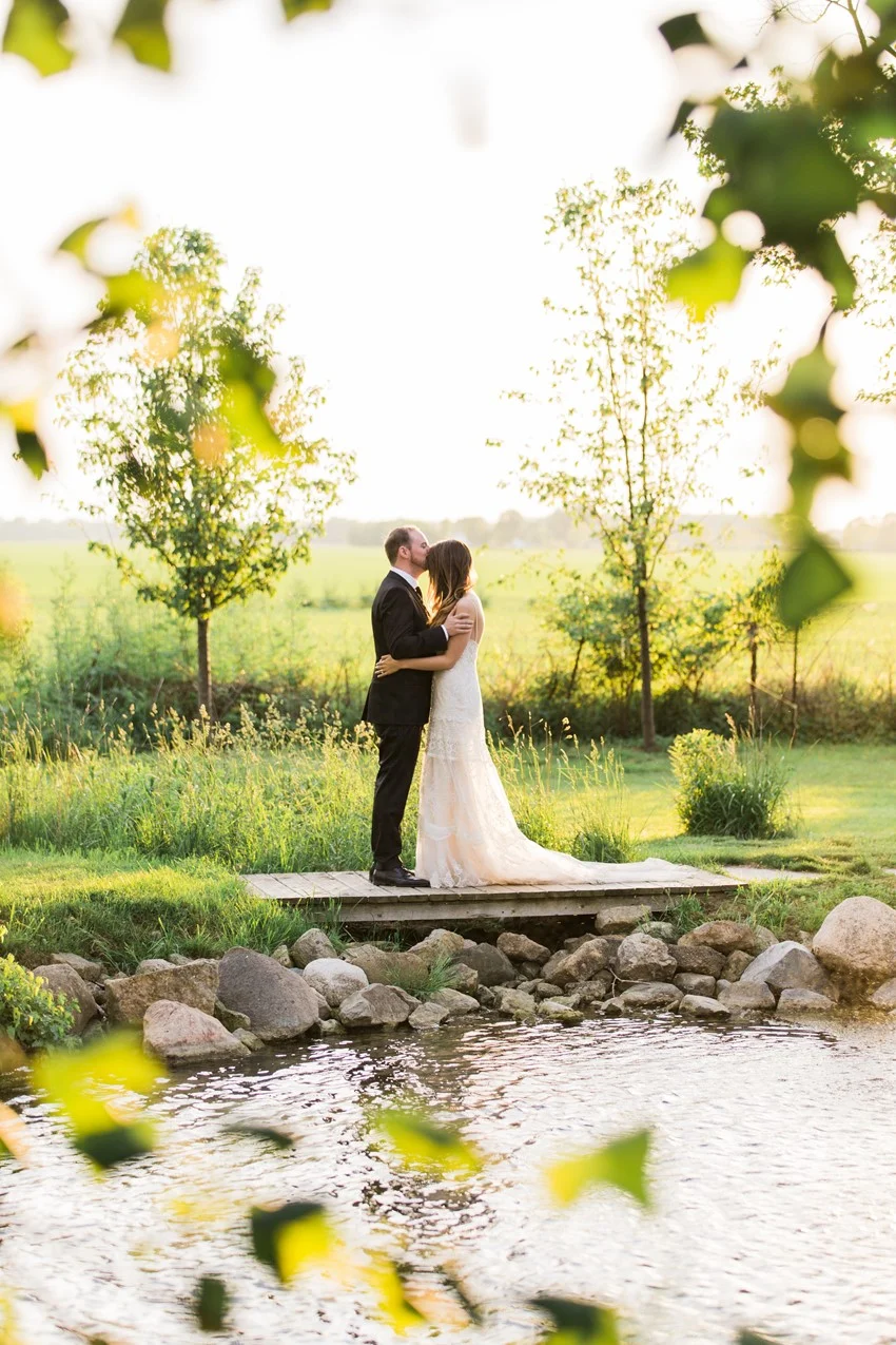 A Romantic Modern-Vintage Wedding with an Elegant Barn Reception Romantic Modern-Vintage Wedding with an Elegant Barn Reception