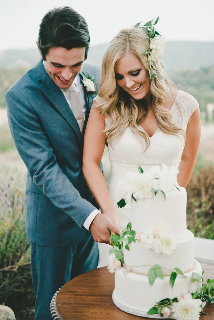 Boho Vintage Bride & Groom Cutting the Cake // Photography by Onelove Photography http://www.onelove-photo.com