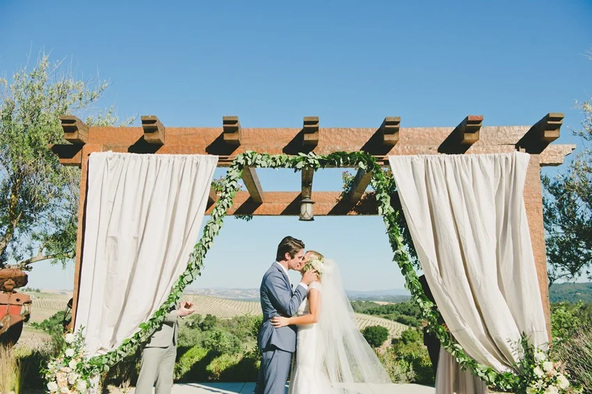 Summer Wedding Ceremony // Photography by Onelove Photography http://www.onelove-photo.com