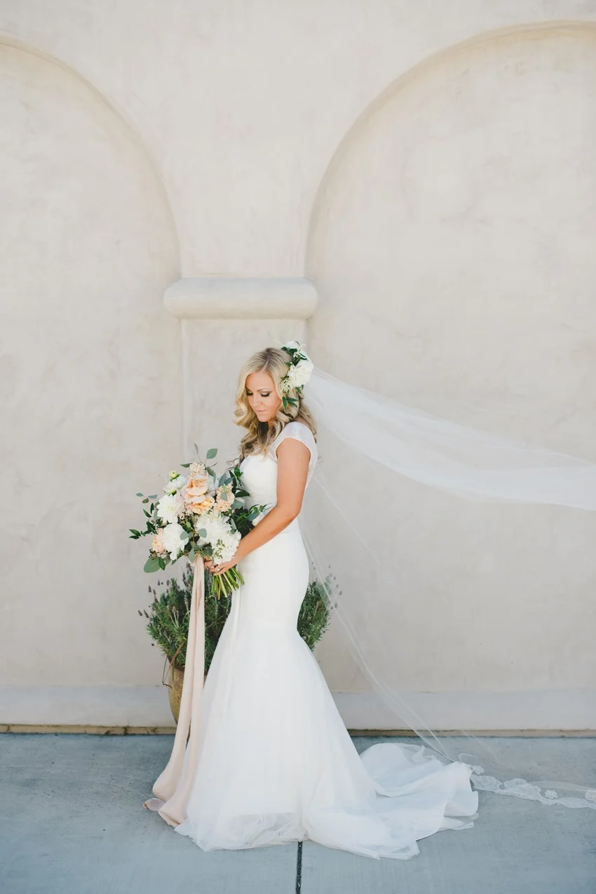 Elegant Summer Bride // Photography by Onelove Photography http://www.onelove-photo.com