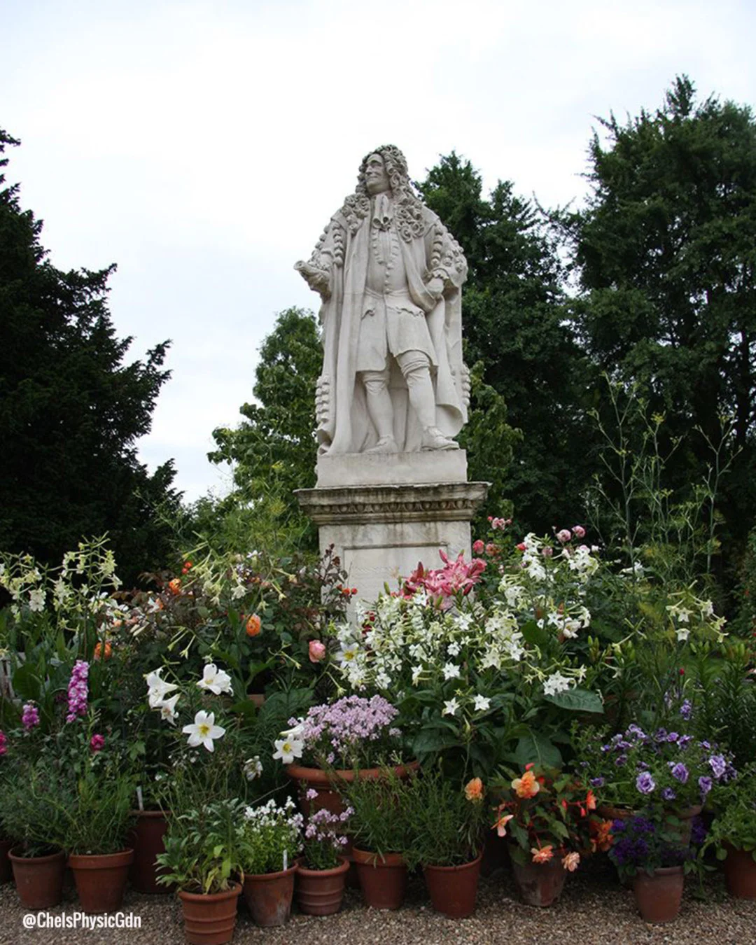 wedding venues in london monument botanical garden bride ChelsPhysicGdn