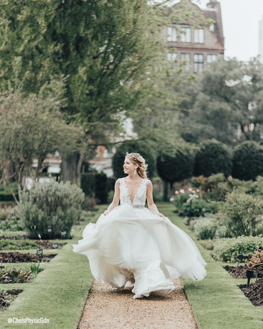 wedding venues in london bride botanical garden bride ChelsPhysicGdn