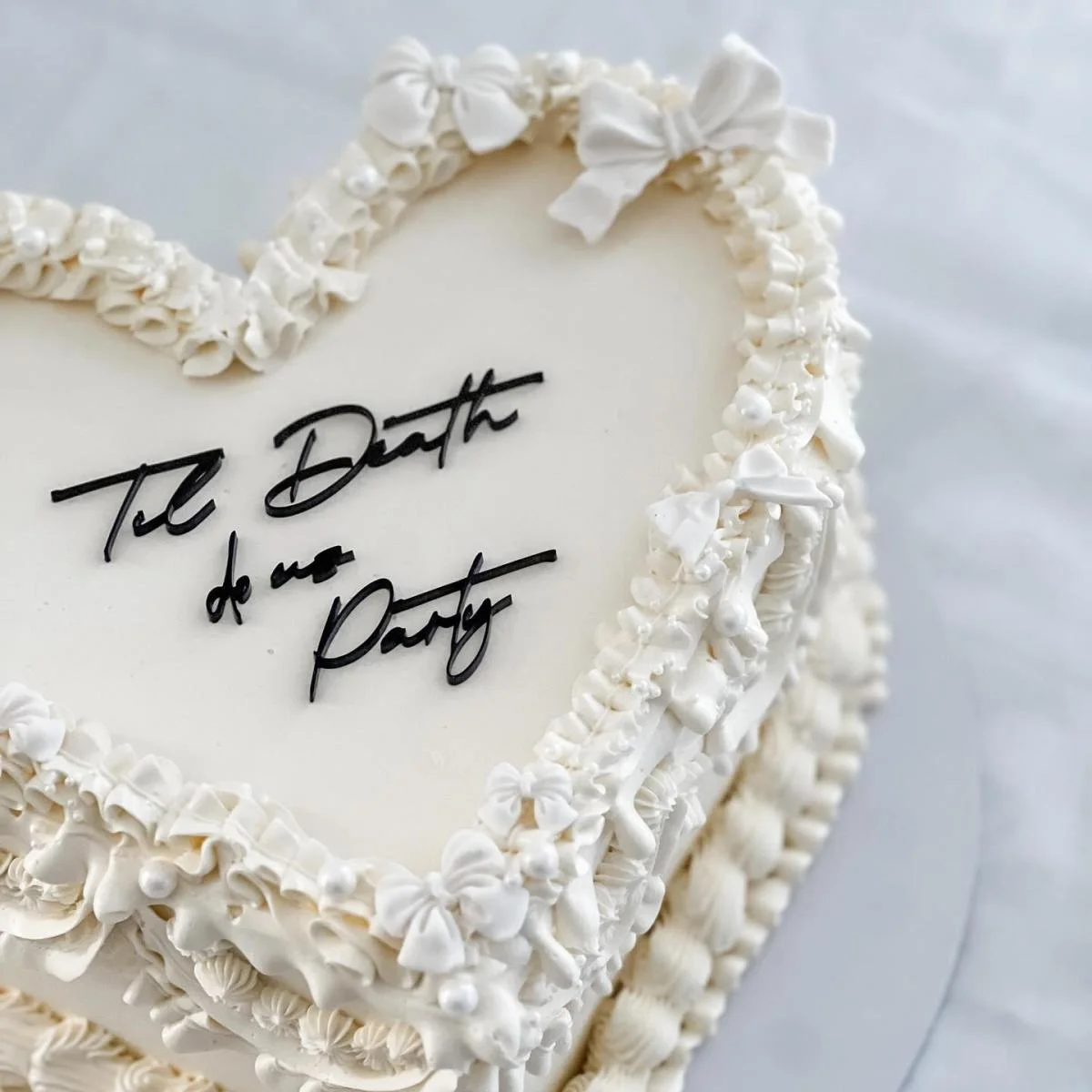 37 Engagement Cake Ideas, From Vintage Piping to Berry Toppings